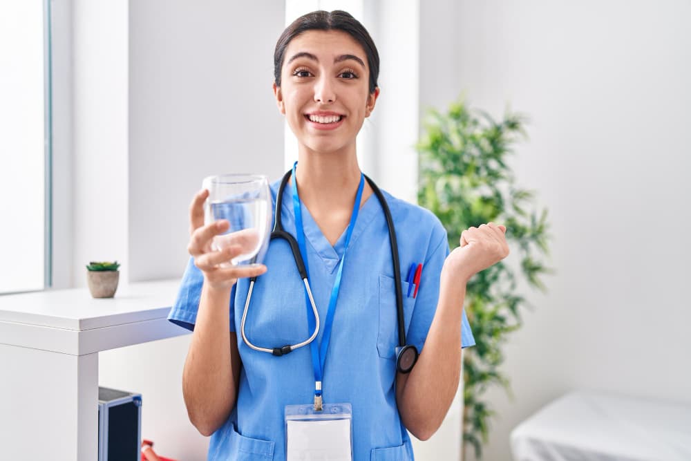 Odwodnienie – cichy wróg twojej koncentracji, pamięci i samopoczucia na dyżurze